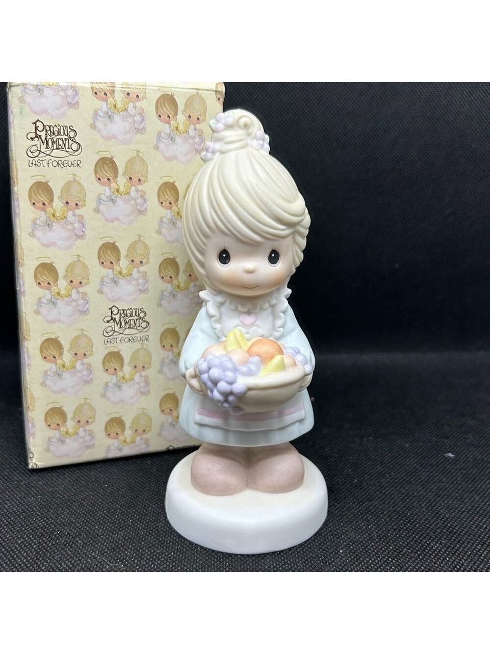 PRECIOUS Moments "The fruit of the spirit is love" figurine